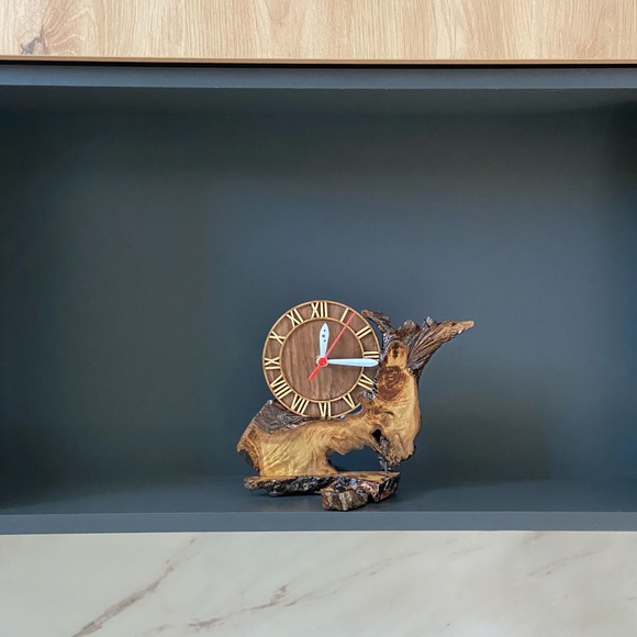 THE REINDEER Walnut Root Wood Table Clock With Gilded Gold Leaves Roman Numerals - Picture 3 of 10